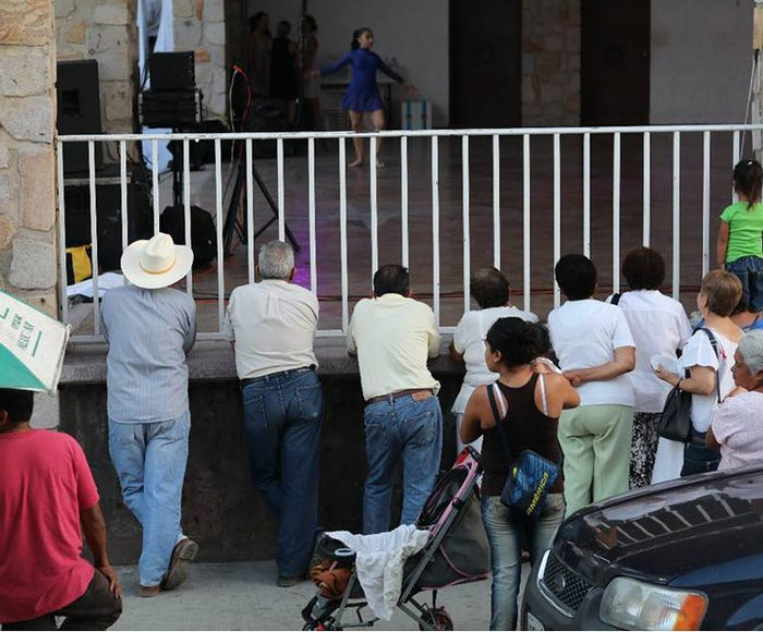 Función al aire libre. · 14 abril · Explanada de Tehuixtla
